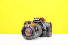 Load image into Gallery viewer, Minolta Dynax 3xi 35mm SLR Film Camera with Minolta AF Zoom 70-210mm f4.5-5.6 Lens
