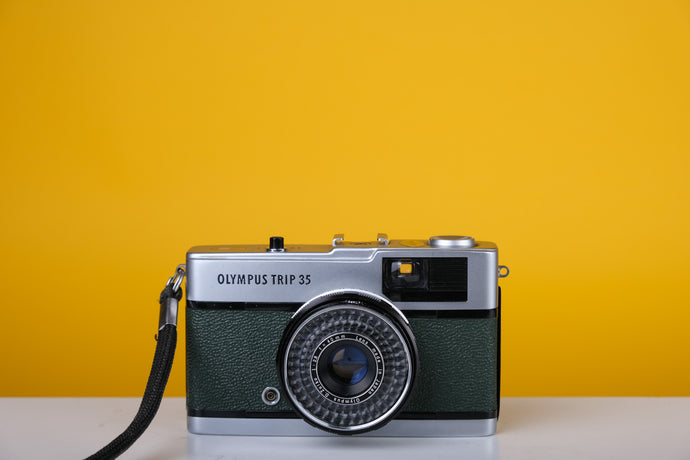 Vintage Camera And It S Lens As The Fall Leaves Fall Into The Background,  Autumn Image Photo Of Retro Film Camera And Glasses, Hd Photography Photo,  Reflex Camera Background Image And Wallpaper